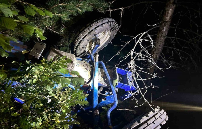 Traktör uçuma yuvarlandı: Aynı aileden 1’i ağır 4 kişi yaralandı