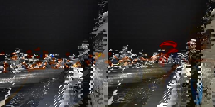 İzmir açıklarında 32 düzensiz göçmen yakalandı