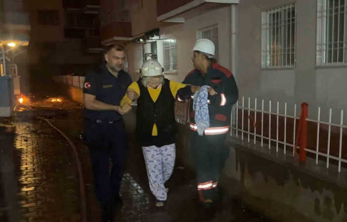 Malatya’da iki binanın çatısında çıkan yangın korkuttu