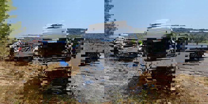 Antalya'da kamyonetle tırın çarpıştığı kazada 2 kişi öldü, 1 kişi yaralandı