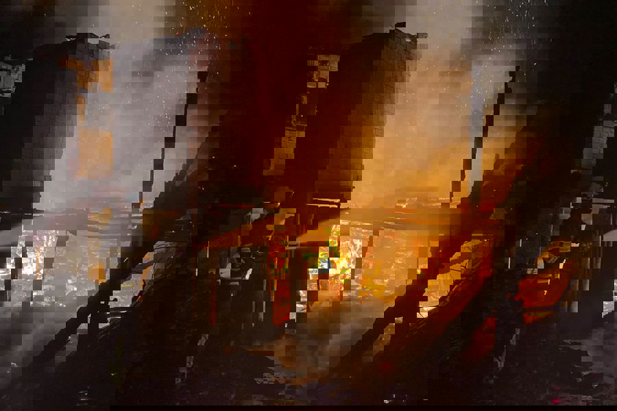 Sinop'ta ahşap ev yanarak kül oldu