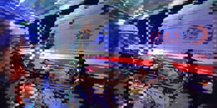 Adana'da otomobil bariyerlere çarptı: 3 yaralı