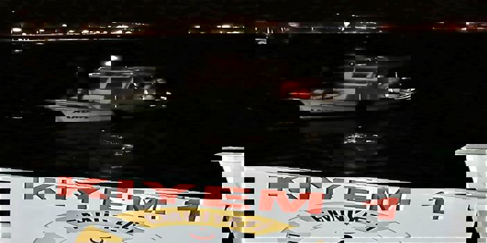 Çanakkale Boğazı'nda arızalanan tekne balıkçı barınağına yanaştırıldı