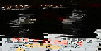 Çanakkale Boğazı'nda arızalanan tekne balıkçı barınağına yanaştırıldı