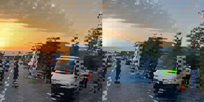 (Video) Bariyerleri yıkıp karşı şeride geçen tır otobüse çarptı