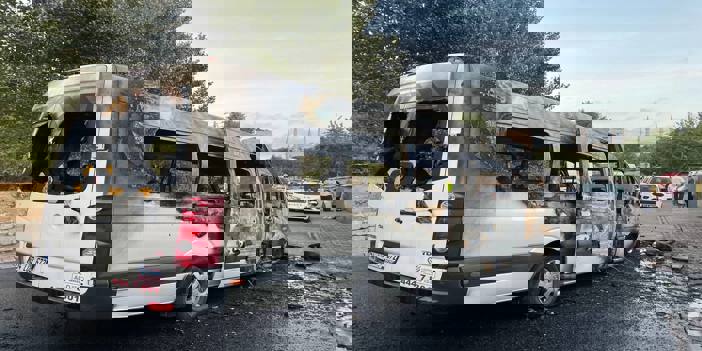 Alev alan servis minibüsü kullanılamaz hale geldi