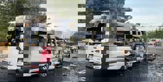 Alev alan servis minibüsü kullanılamaz hale geldi