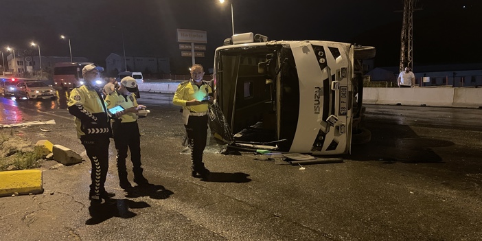 Kayseri'de işçileri taşıyan midibüs devrildi