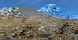 Doğa tutkunları küresel ısınmaya dikkati çekmek için Ağrı Dağı'na tırmandı