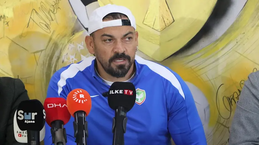 Amed Sportif Faaliyetler Teknik Direktörü Servet Çetin'in basın açıklaması yaptı; 