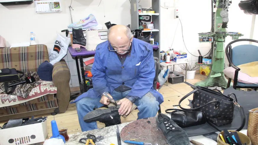Batman'da ayakkabı ustası hem zamana, hem teknolojiye direniyor