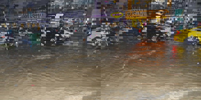 Balıkesir'de sağanak yağış dolayısıyla ev ve iş yerlerini su bastı