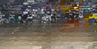 Balıkesir'de sağanak yağış dolayısıyla ev ve iş yerlerini su bastı