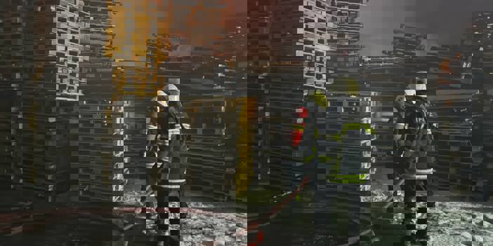 Kayseri'de palet fabrikasında çıkan yangın söndürüldü