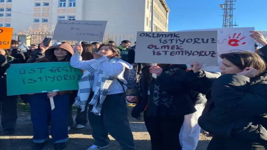 Van'da öğrenciler üst geçit için eylem yaptı