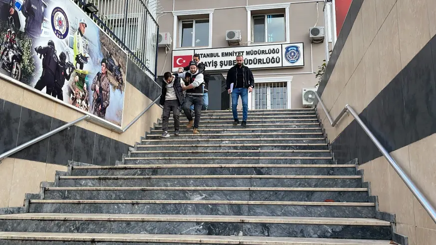 Tuzla'da otomobil çalan şüpheliler evden hırsızlık yaparken yakayı ele verdi