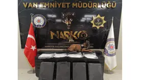 Valizin gizli bölmesindeki uyuşturucuyla uçağa binmek isteyen 2 kişi yakalandı