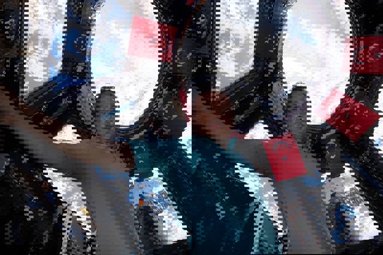 Alper Gezeravcı Diyarbakırlı öğrencilerle görüştü