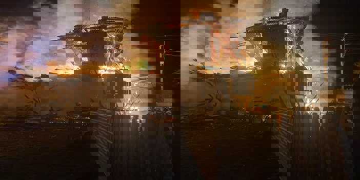 Karabük'te 2 katlı ahşap ev yandı