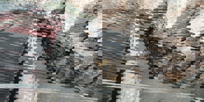 Karabük'te demir yoluna düşen kaya parçaları nedeniyle yük treni raydan çıktı