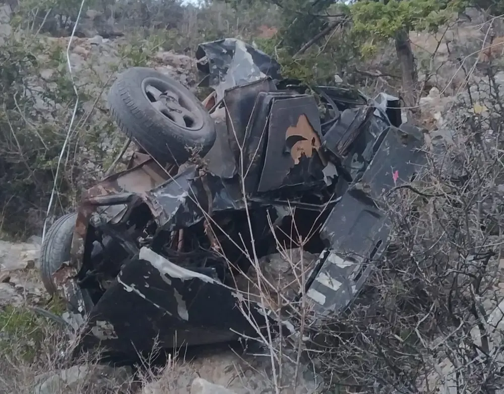 Mersin'de otomobil şarampole devrildi