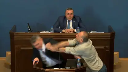 Parlamentoda yumruk yumruğa kavga