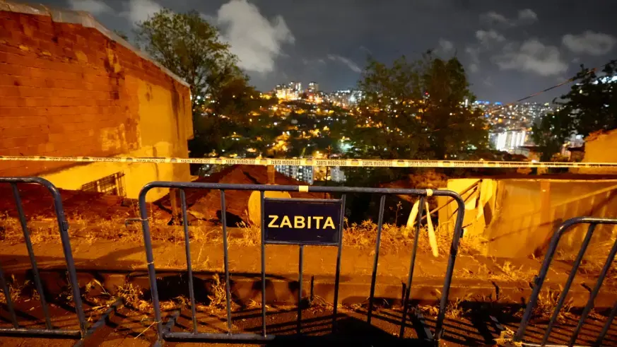 İstanbul Gaziosmanpaşa'da toprak kayması