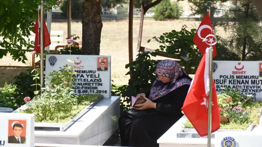 Deprem bölgesinde Kurban Bayramı arifesinde mezarlıklar ziyaret edildi