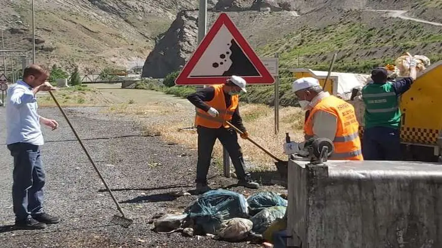 Hakkari-Van karayolu çöplerden temizlendi