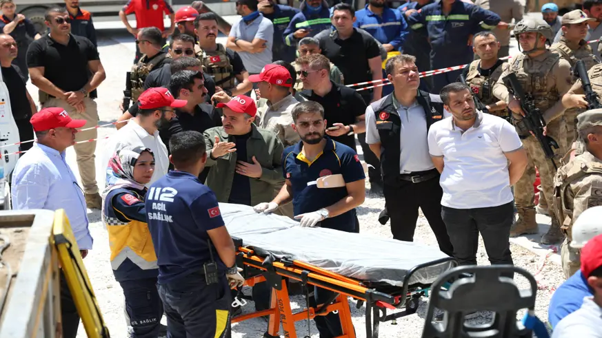 Son dakika... Gabar'da sondaj kulesi altında kalan 3 işçiden 2'si kurtarıldı