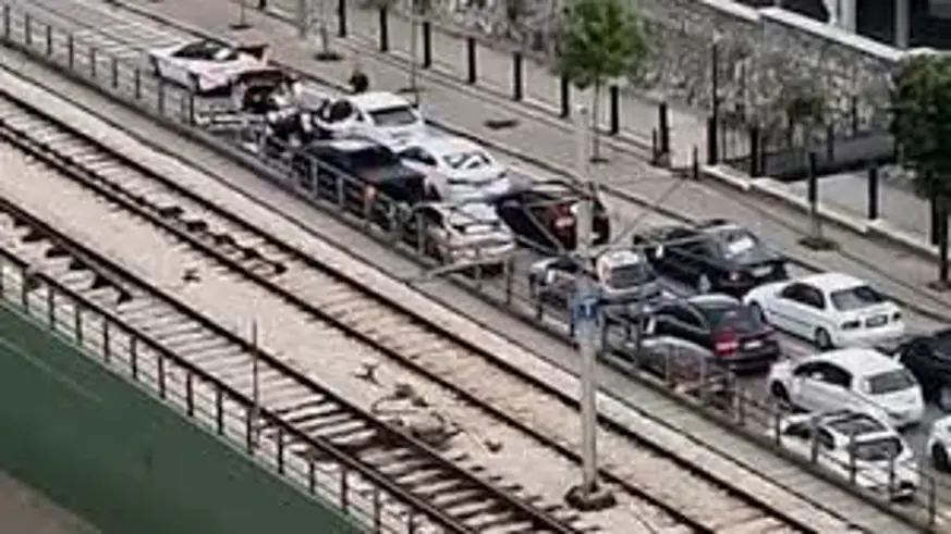 Düğün konvoyundakiler yolu kapatıp halay çekti