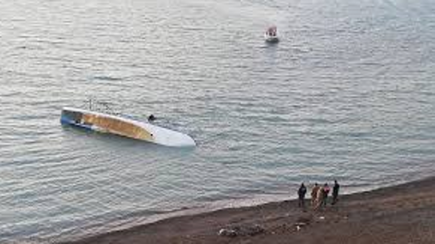 Düzensiz göçmenleri taşıyan tekne battı
