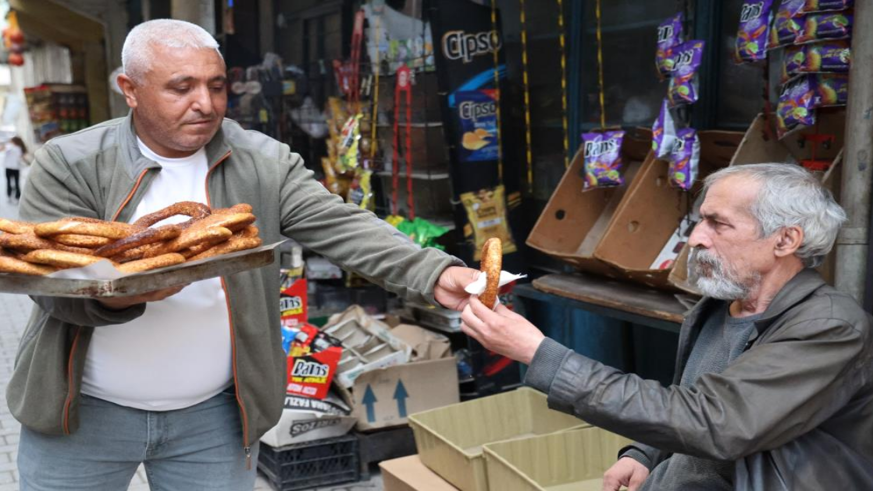 20 yıl simit sattı, 49 yaşında atandı
