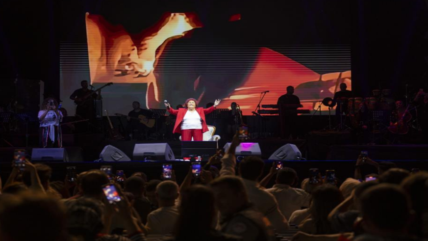 Selda Bağcan, sahne aldı