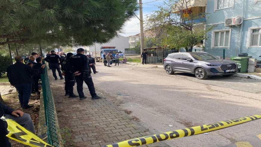 Eşini bıçaklayarak öldürdükten sonra kendini yaraladı