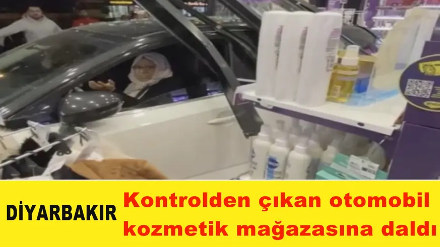 Kontrolden çıkan otomobil  kozmetik mağazasına daldı