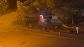 Etrafa aldırmadan büfenin camlarını alaşağı etti