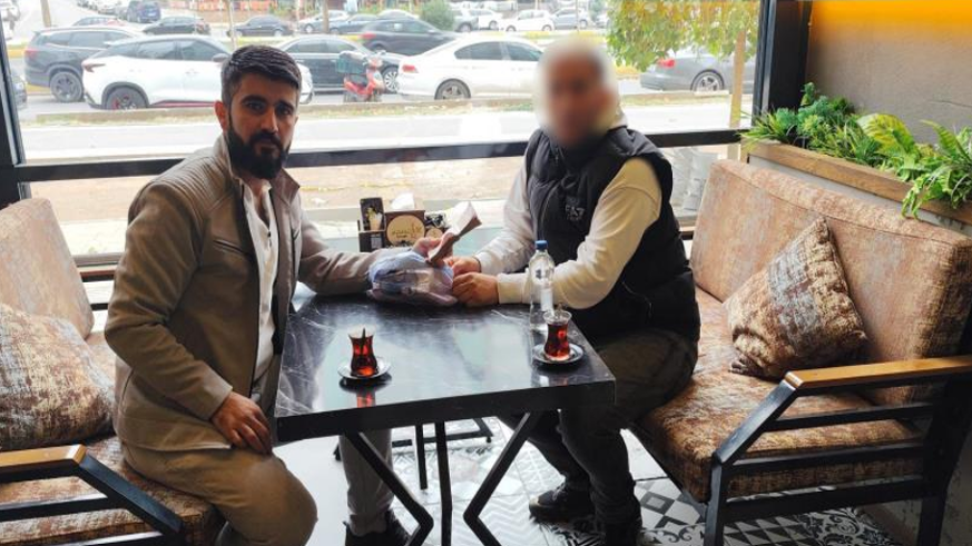 Taksisinde unutulan 230 bin lirayı sahibine teslim etti