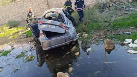 Mardin'de otomobil dere yatağına devrildi