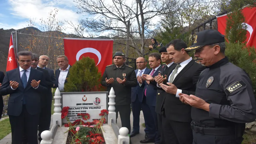 Şehit öğretmen Necmettin Yılmaz kabri başında anıldı