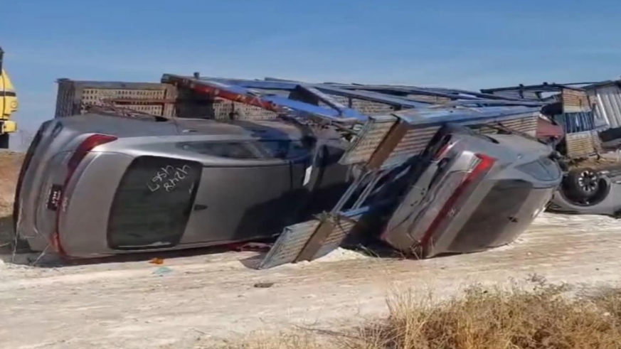 Devrilen tırda bulunan milyonluk araçlar hasar gördü