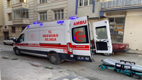 Kendi boğazını kesen kadın ağır yaralandı