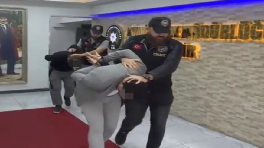 Anne, baba ve ağabeyini öldürüp intihar süsü verdi