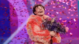 İsrail’in katılımı nedeniyle ödülünü iade etme kararı aldı