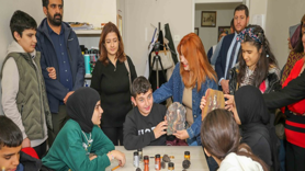 Özel tasarım ürünlere özel çocuklardan son dokunuş