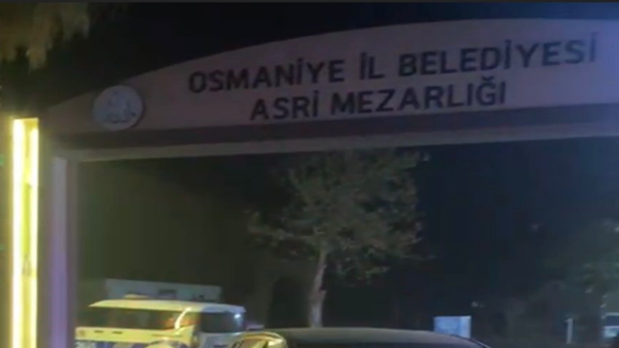 Mezarlıkta park halindeki araçta iki genç ölü bulundu