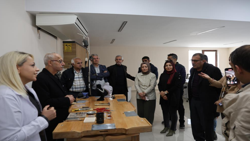 57 yıllık kuyumculuk hafızası olan zanaatkar, öğretmenlerle buluştu