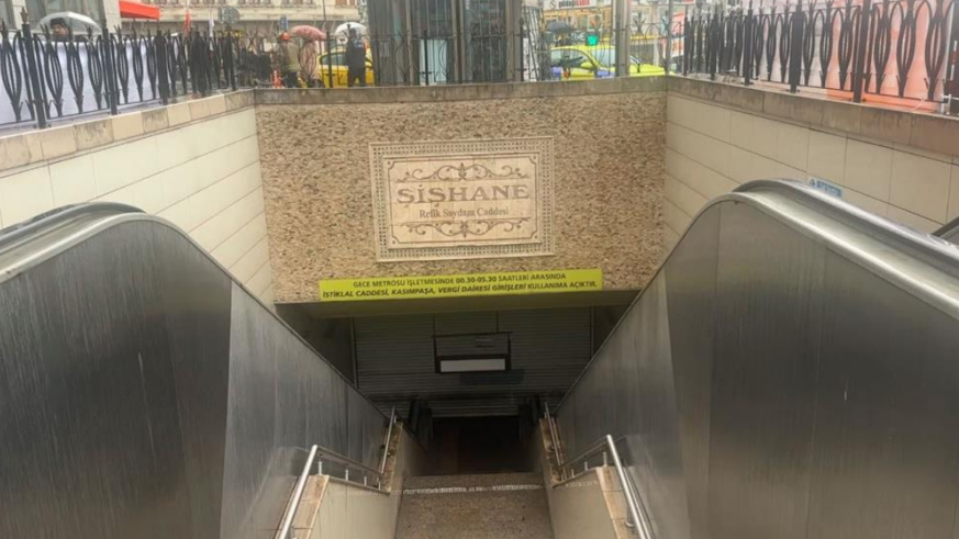 Raylara atlayan bir kişi intihar etti