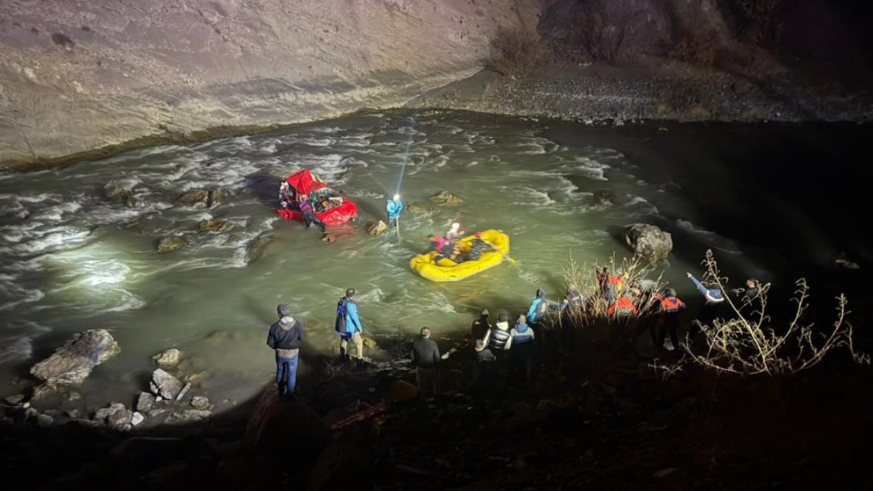 Kontrolden çıkan otomobil Zap Suyu'na uçtu