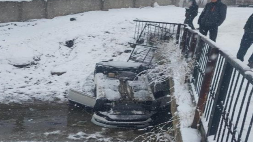 Otomobil köprüden düştü: 2 yaralı